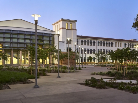 高中照明设计将现代美学与历史渊源校园- San Diego